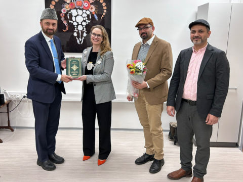 Ahmadiyya Muslim Jamaat Suomen Imam Shahid Kahloon levittää rauhan ja uskontojen välisen vuoropuhelun sanomaa ympäri maata.